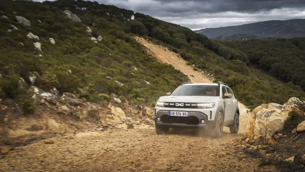 Dacia Duster (treća generacija, 2024+), prednja bočna strana, terenska vožnja