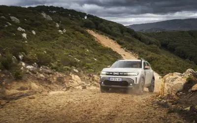 Dacia Duster (treća generacija, 2024+), prednja bočna strana, terenska vožnja