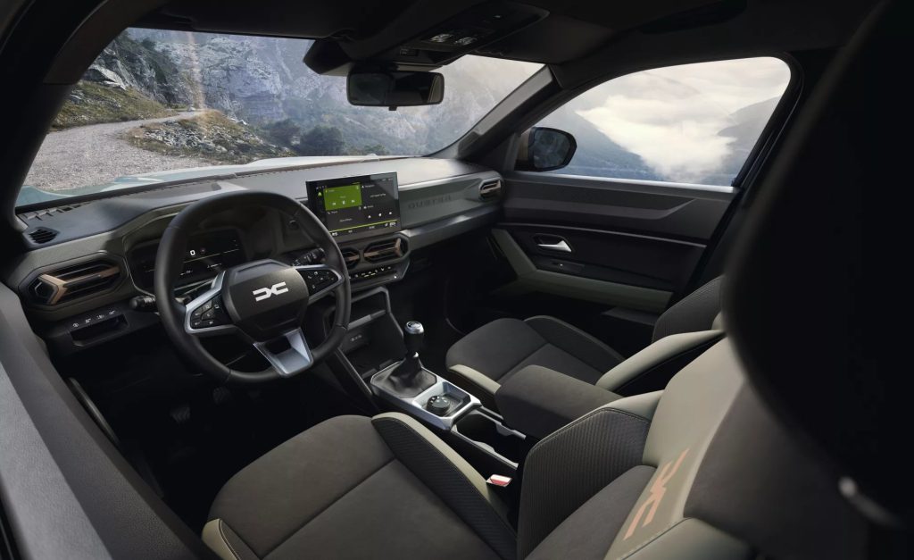 Enterijer trećeg Dacia Dustera sa upravljačem, infotainment ekranom i ručnim menjačem