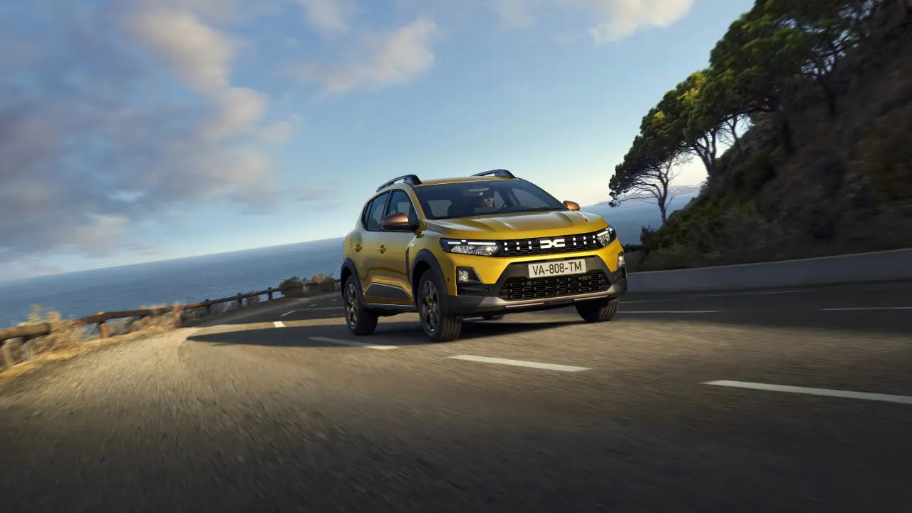 Dacia Sandero Stepway (aktuelna generacija), žuta boja, prednja bočna strana u vožnji