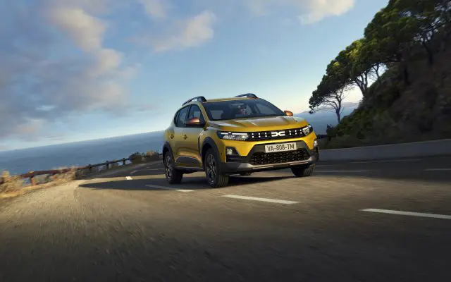 Dacia Sandero Stepway (aktuelna generacija), žuta boja, prednja bočna strana u vožnji