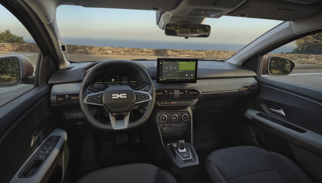 Enterijer Dacia Sandero Stepway sa komandnom tablom, volanom i multimedijalnim ekranom