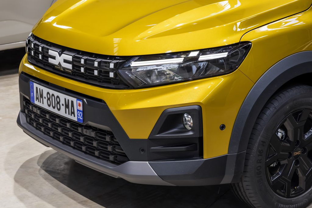 Detalj prednjeg LED svetla i maske hladnjaka na Dacia Sandero Stepway