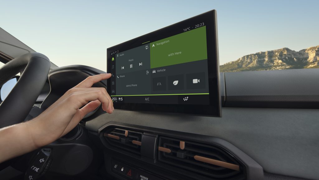 Detalj dodirnog multimedijalnog ekrana na komandnoj tabli Dacia Sandero Stepway