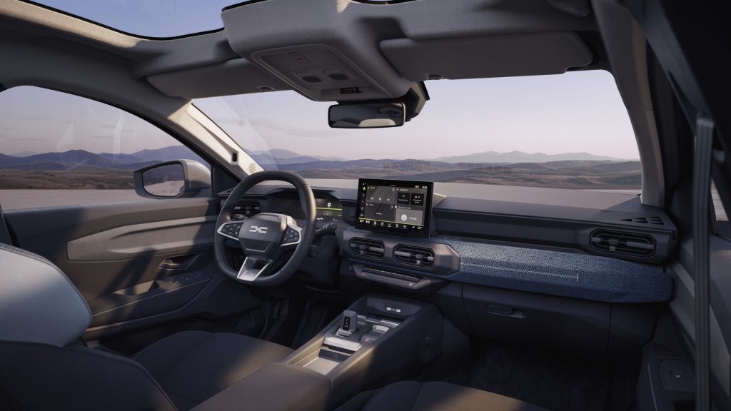 Enterijer Dacia Strikera sa digitalnom instrument tablom i multimedijalnim ekranom od 10,1 inča
