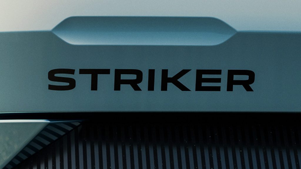 Krupni kadar natpisa Striker na haubi i prednjoj maski vozila