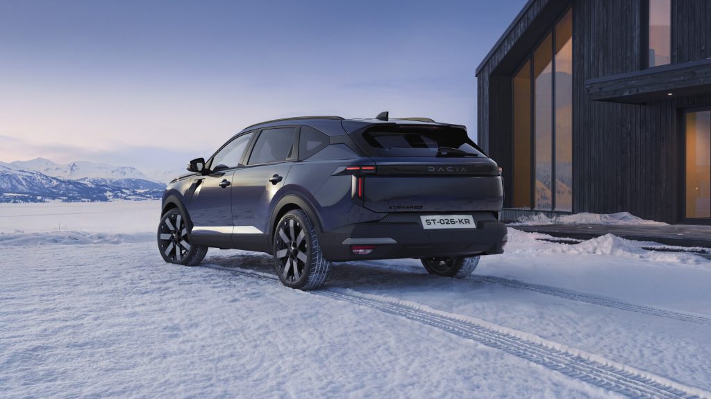 Dacia Striker Hybrid 150 sa pogonom na sva četiri točka, zadnji ugao, vožnja po snegu