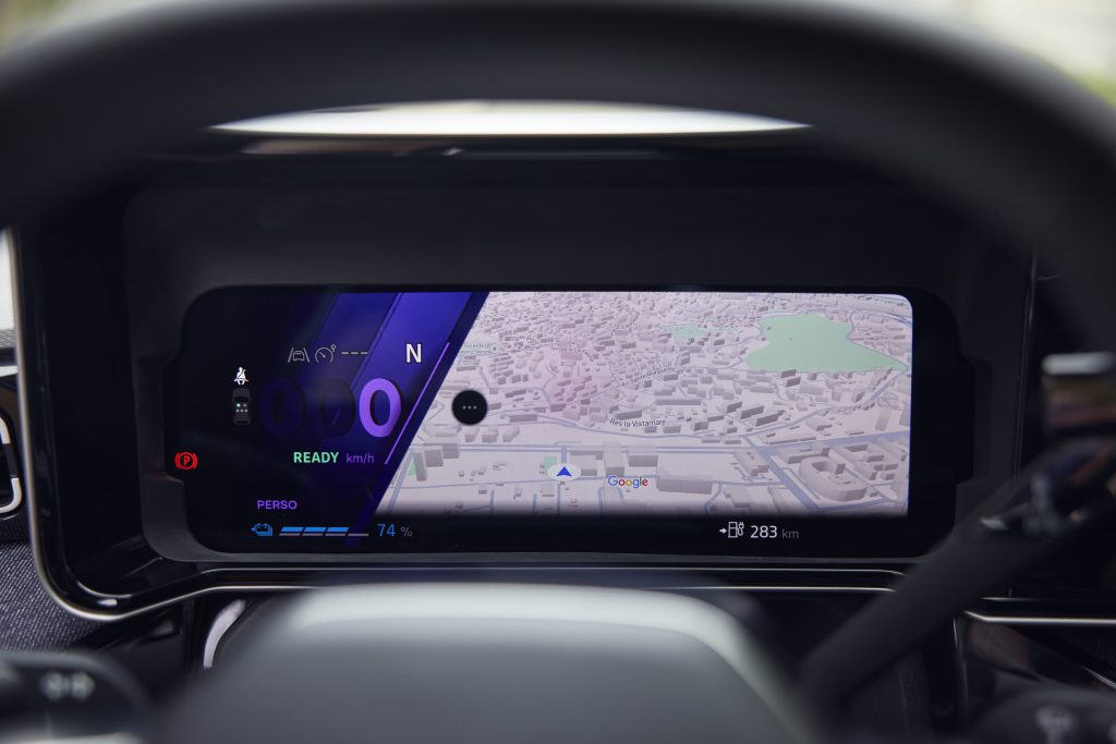 Detalj digitalnog instrument panela Renault 5 E-Tech electric sa prikazom Google mape i dometom od 283 km