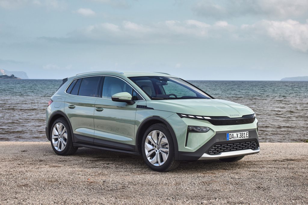 Škoda Elroq parkiran uz obalu, pogled na prednji deo pod uglom