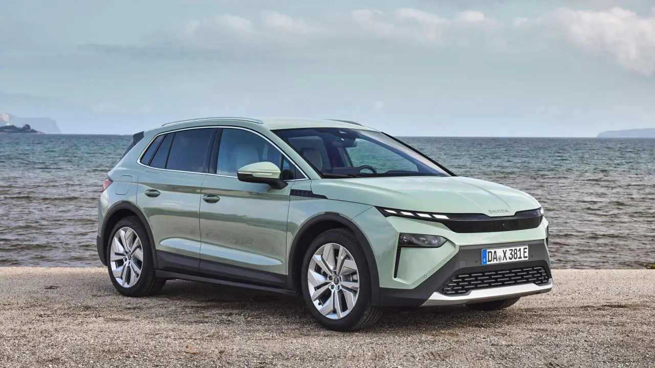 Škoda Elroq parkiran uz obalu, pogled na prednji deo pod uglom