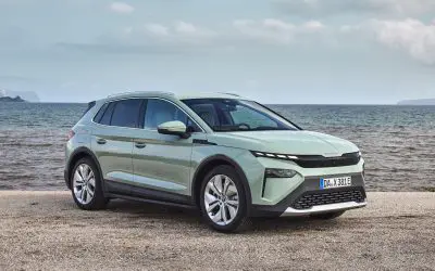 Škoda Elroq parkiran uz obalu, pogled na prednji deo pod uglom
