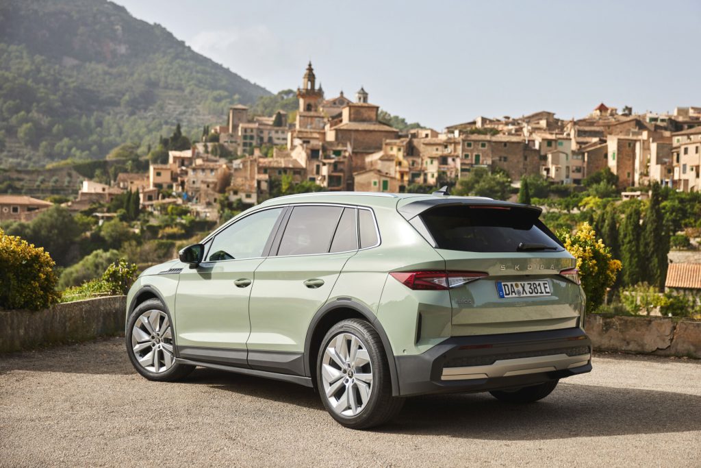 Škoda Elroq, pogled na zadnji deo karoserije u mediteranskom mestu