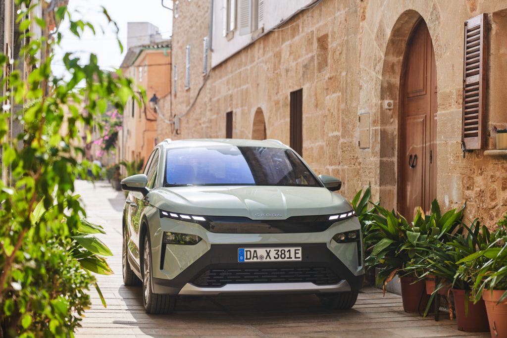 Detalj prednjeg branika i LED svetala na Škoda Elroq-u