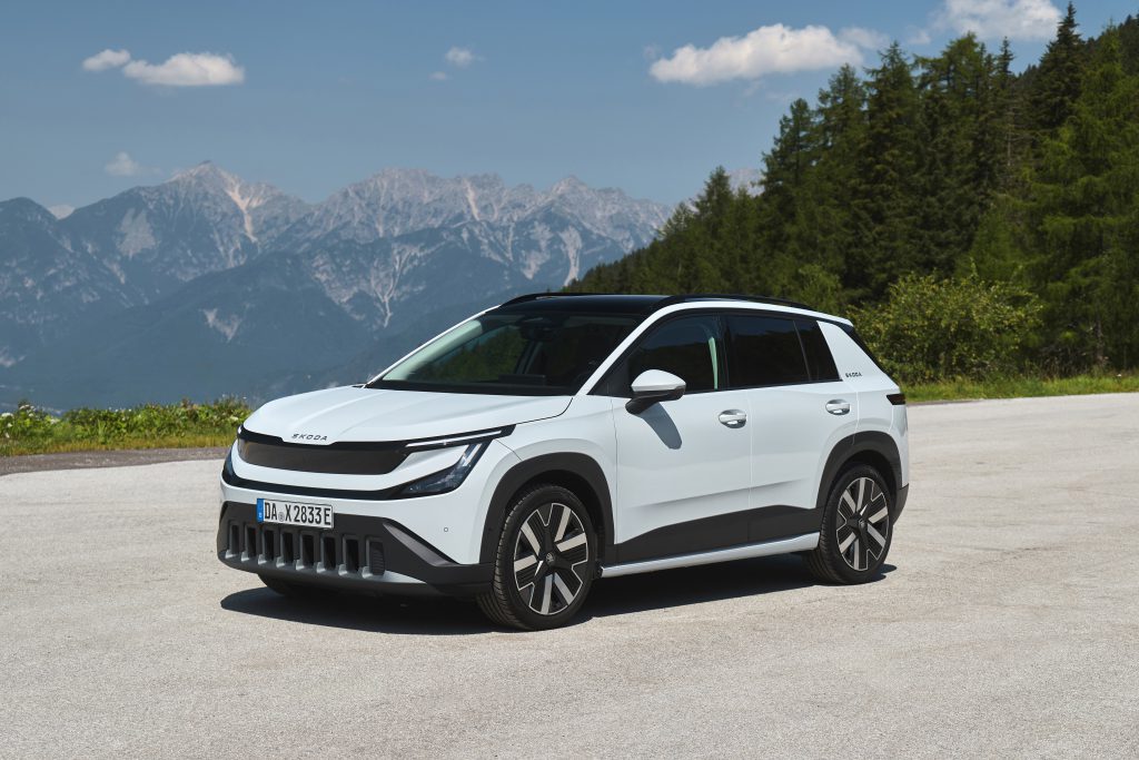 Škoda Epiq, beli primerak, pogled spreda sa strane, u planinskom pejzažu