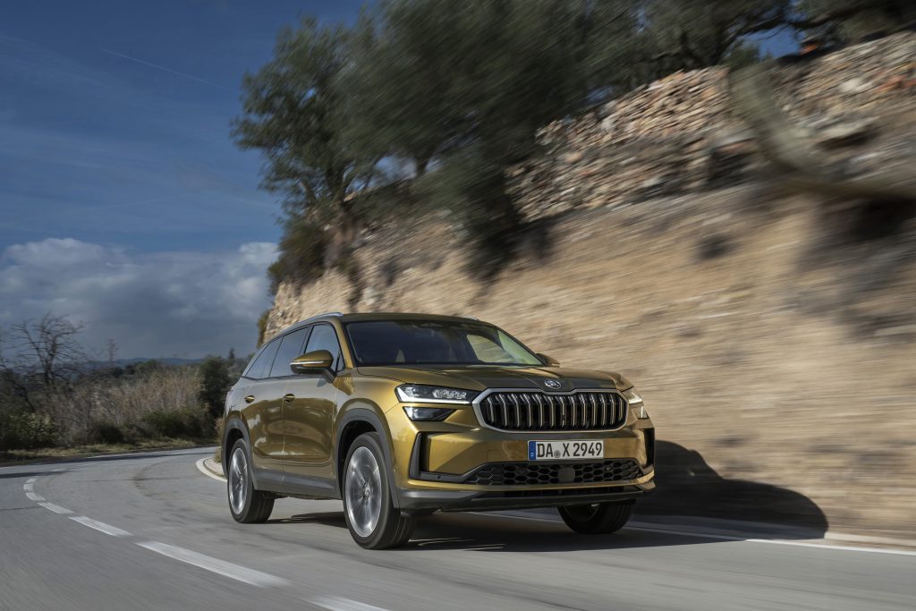 Škoda Kodiaq u vožnji, pogled na prednji ugao, planinski put