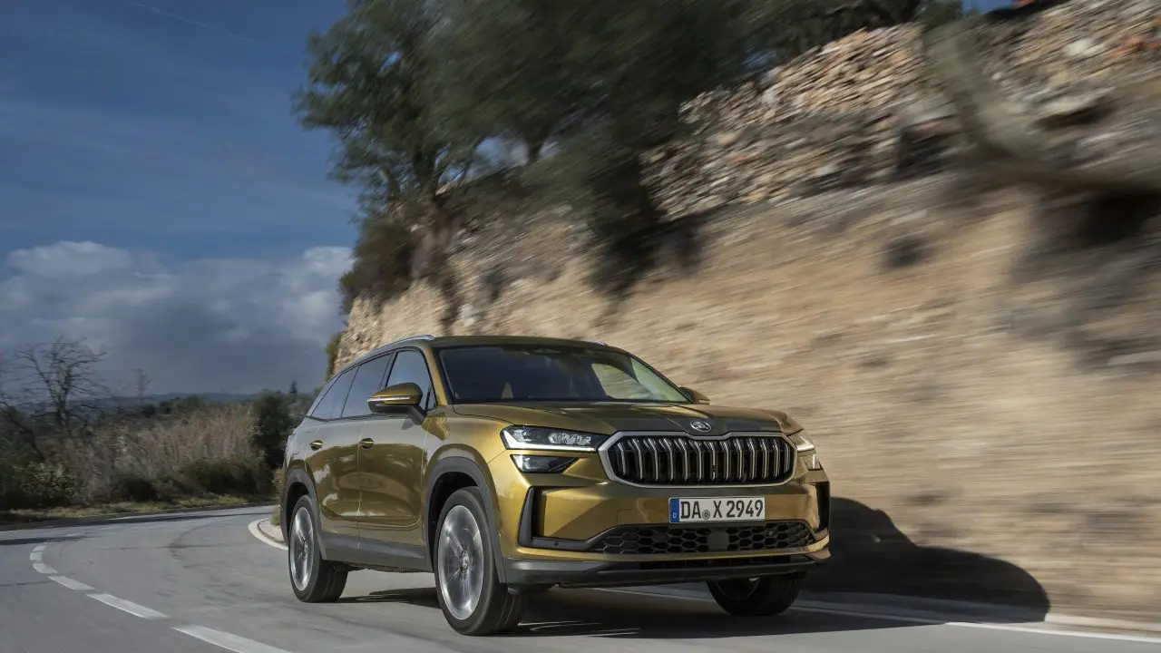 Škoda Kodiaq u vožnji, pogled na prednji ugao, planinski put
