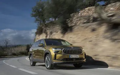 Škoda Kodiaq u vožnji, pogled na prednji ugao, planinski put