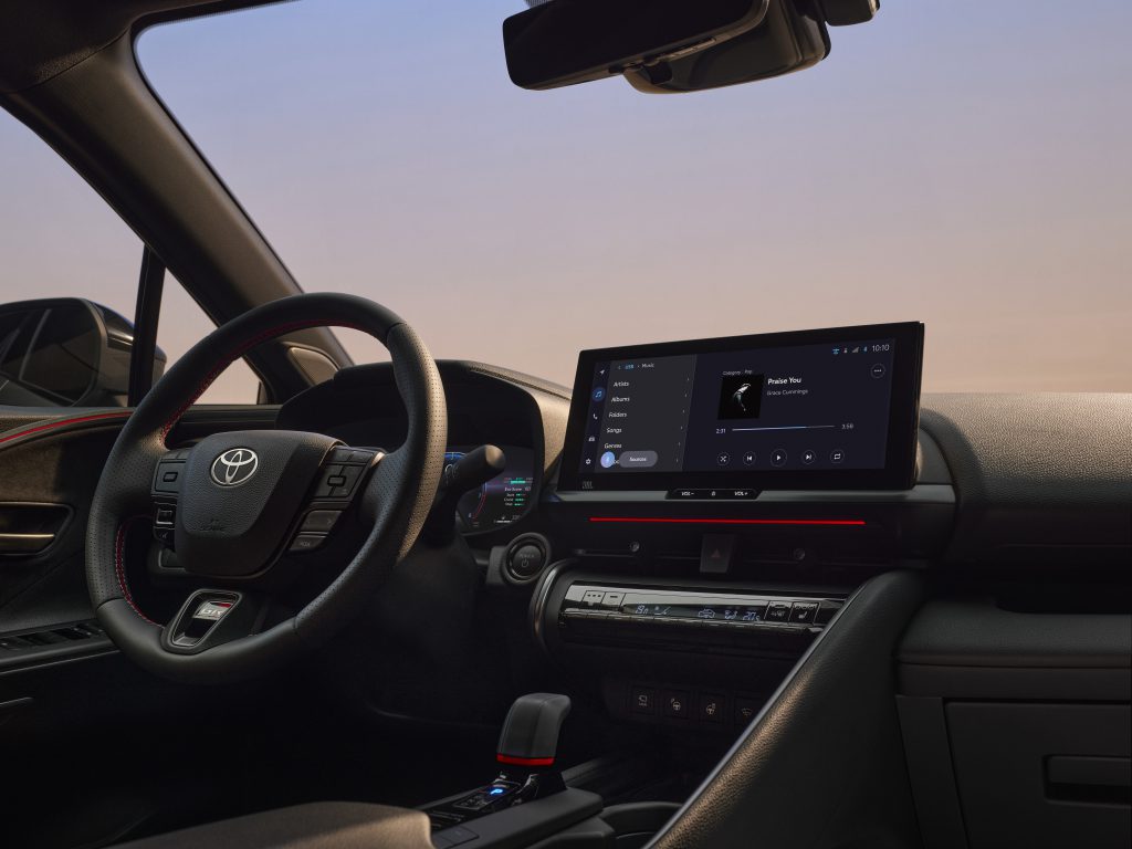 Enterijer Toyota C-HR druge generacije sa volanom, digitalnom instrument tablom i centralnim ekranom