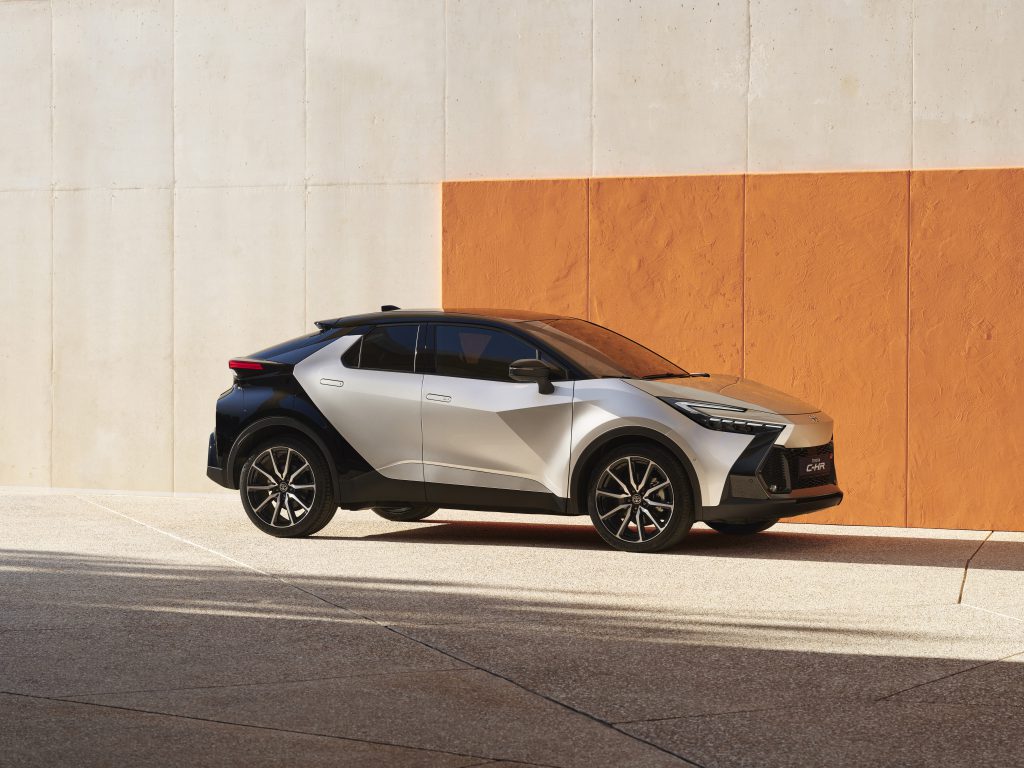 Toyota C-HR druge generacije, pogled sa prednjeg ugla, dvobojna karoserija