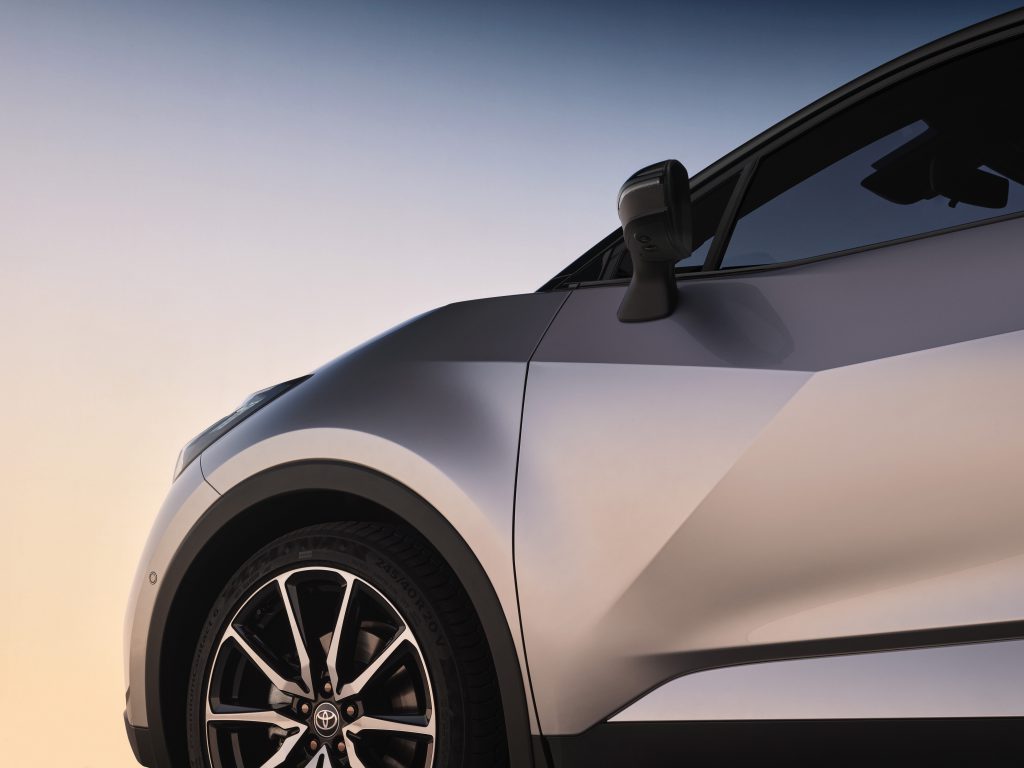Detalj prednjeg felnog točka i bočnog retrovizora Toyota C-HR