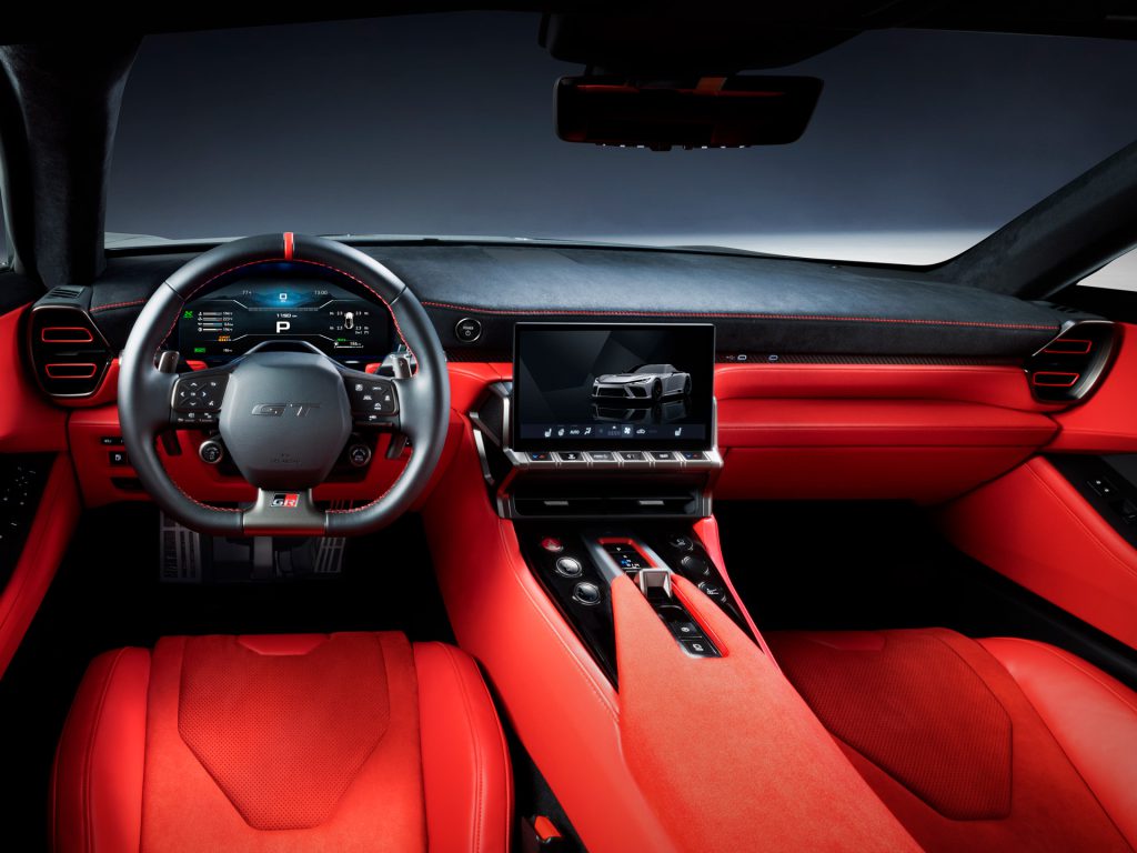 Enterijer Toyote GR GT sa crvenom kožom, digitalnom instrument tablom i GT volanom