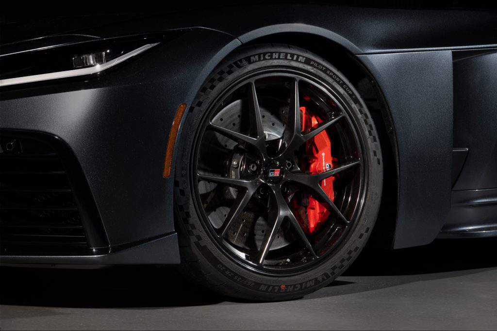 Detalj točka Toyote GR GT sa Mišlenovim gumama i crvenim Brembo kočionim klještima
