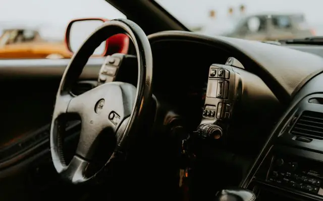 Krupni plan volana i table sa ključem u bravi kontakta u enterijeru automobila