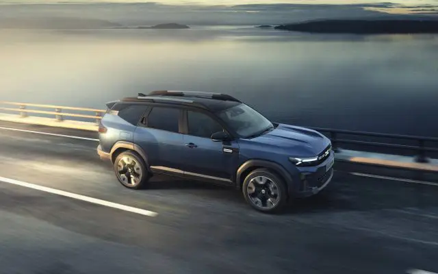Dacia Bigster Hybrid 155, bočna strana u vožnji, plava boja