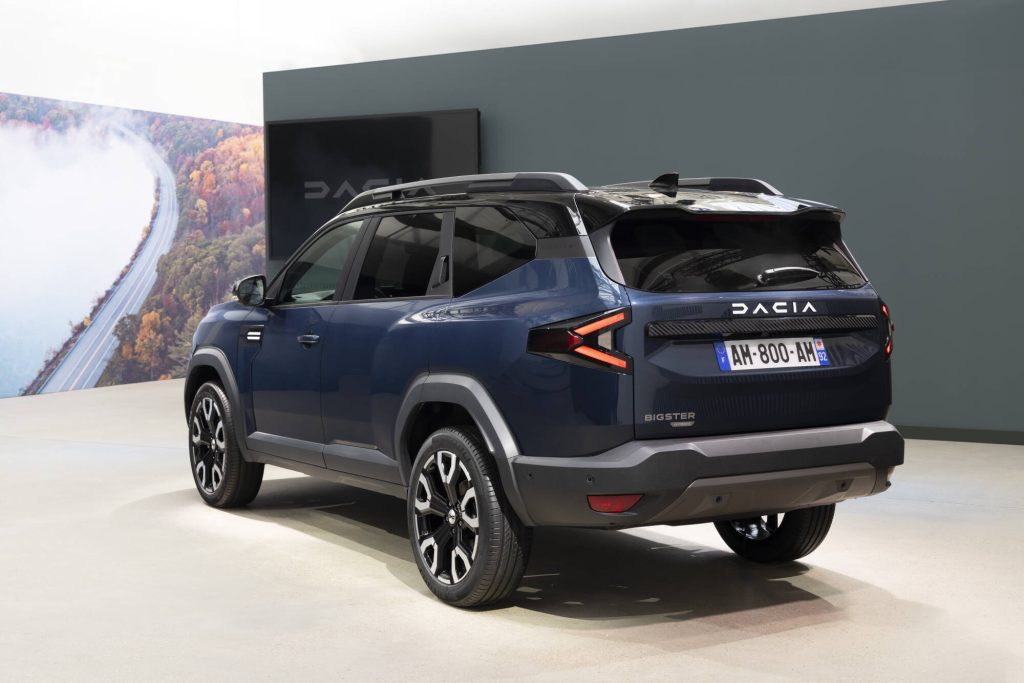 Dacia Bigster snimljen iz zadnjeg 3/4 ugla u studiju, sa natpisom Bigster Hybrid na braniku