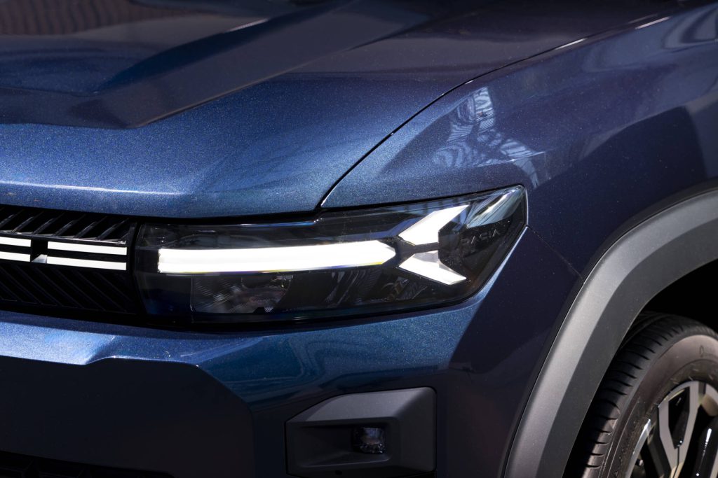 Krupni plan LED prednjeg svetla Dacia Bigster sa Y-oblikom dnevnog svetla