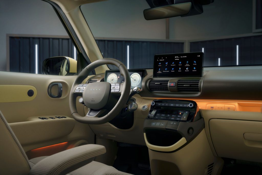 Enterijer Hyundai Instera sa dva ekrana od 10,25 inča i upravljačem