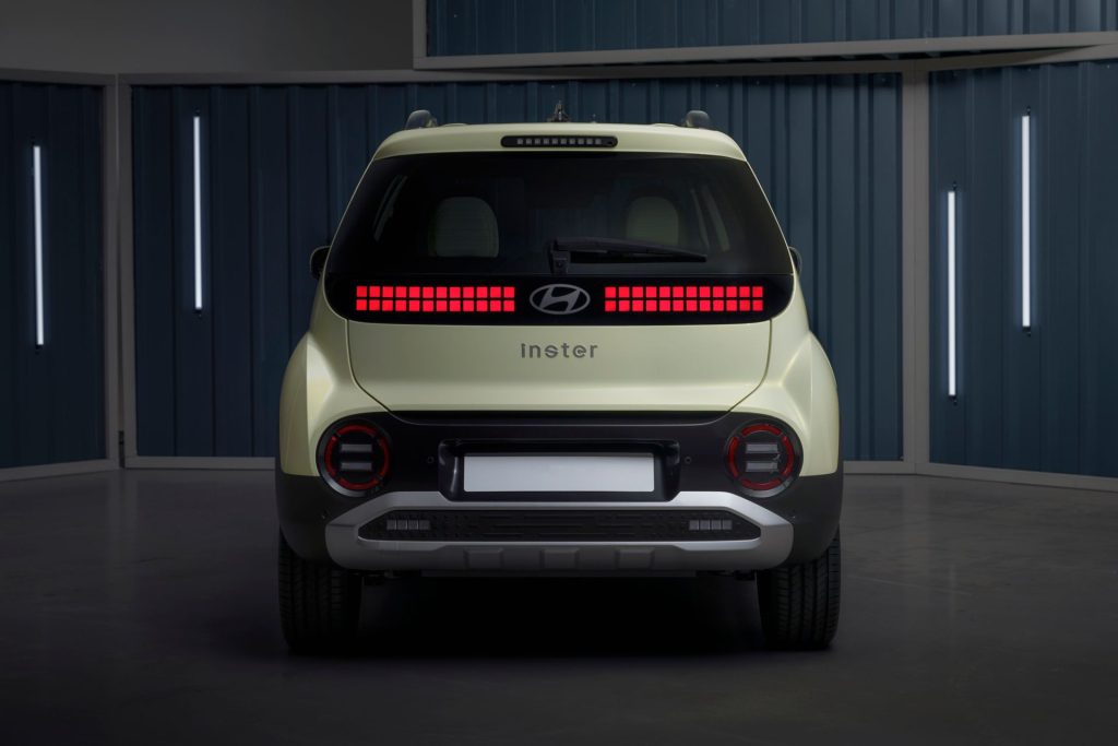 Hyundai Inster, pogled na zadnji kraj sa osvetljenom LED trakom