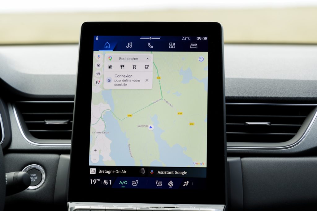Krupni plan vertikalnog ekrana osetljivog na dodir u Renault Symbiozu sa Google mapama i navigacijom