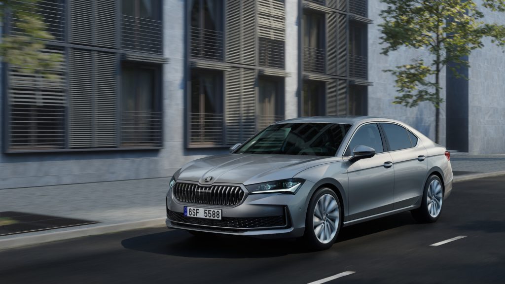 Škoda Superb (četvrta generacija, 2024+), liftback, prednji ugao tri četvrtine u vožnji