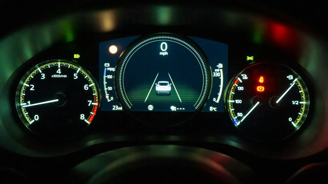 Instrument tabla automobila sa brzinomerom i obrtomerom, krupni plan
