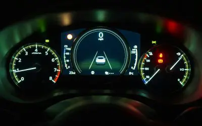 Instrument tabla automobila sa brzinomerom i obrtomerom, krupni plan