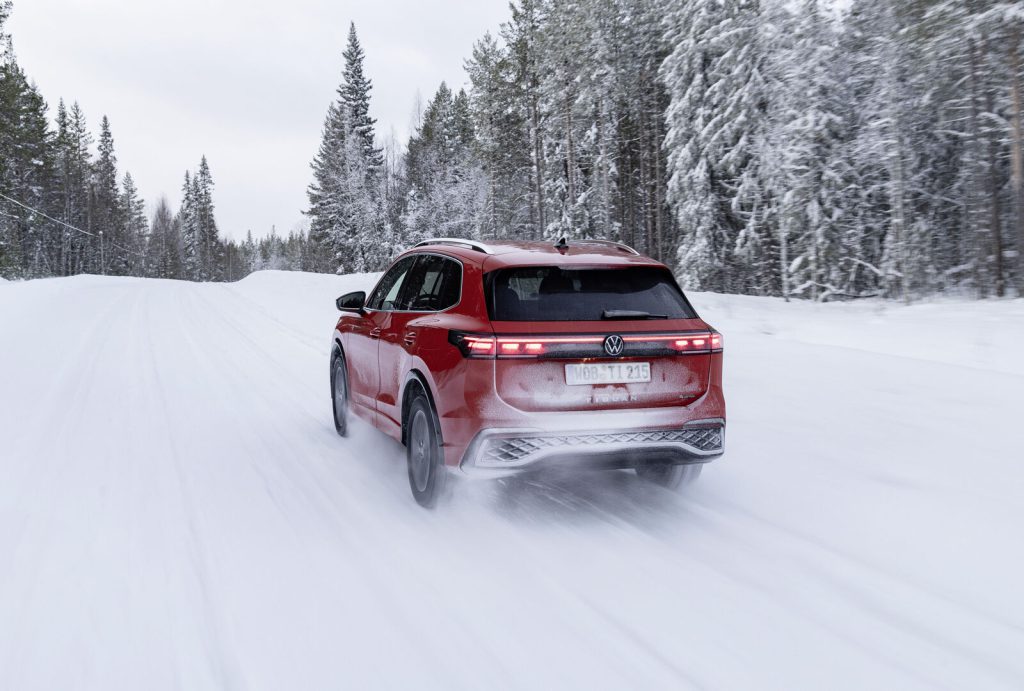 Volkswagen Tiguan treće generacije u vožnji po snegu, pogled na zadnji kraj