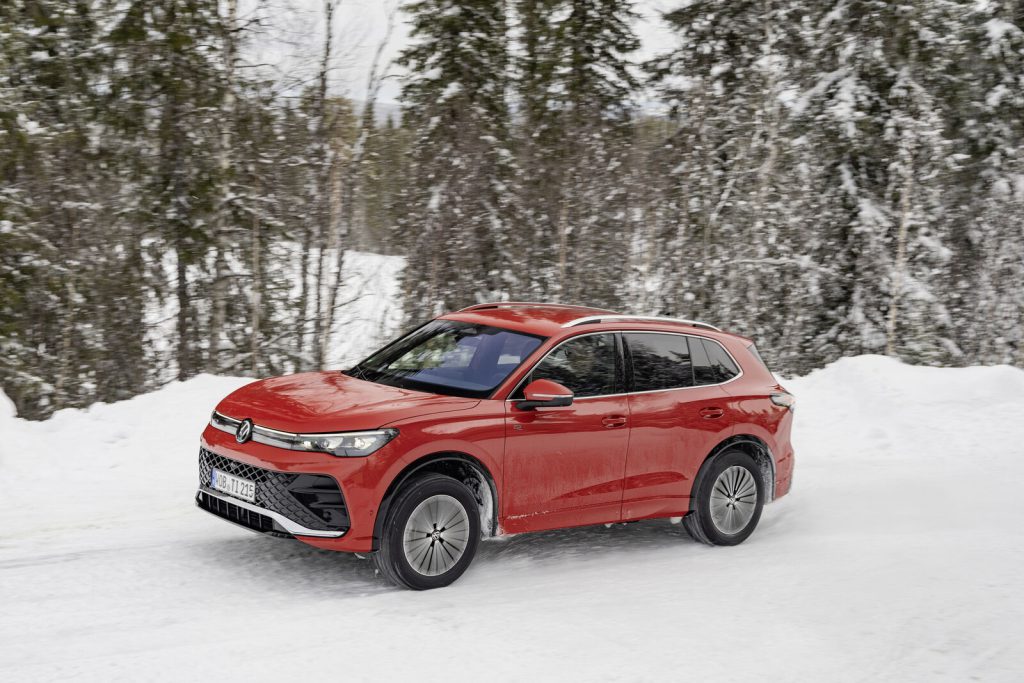 Volkswagen Tiguan treće generacije u vožnji po snegu, bočni profil karoserije