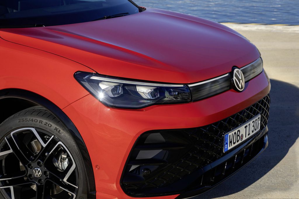 Detalj LED prednjeg svetla i naplatka na Volkswagen Tiguanu treće generacije