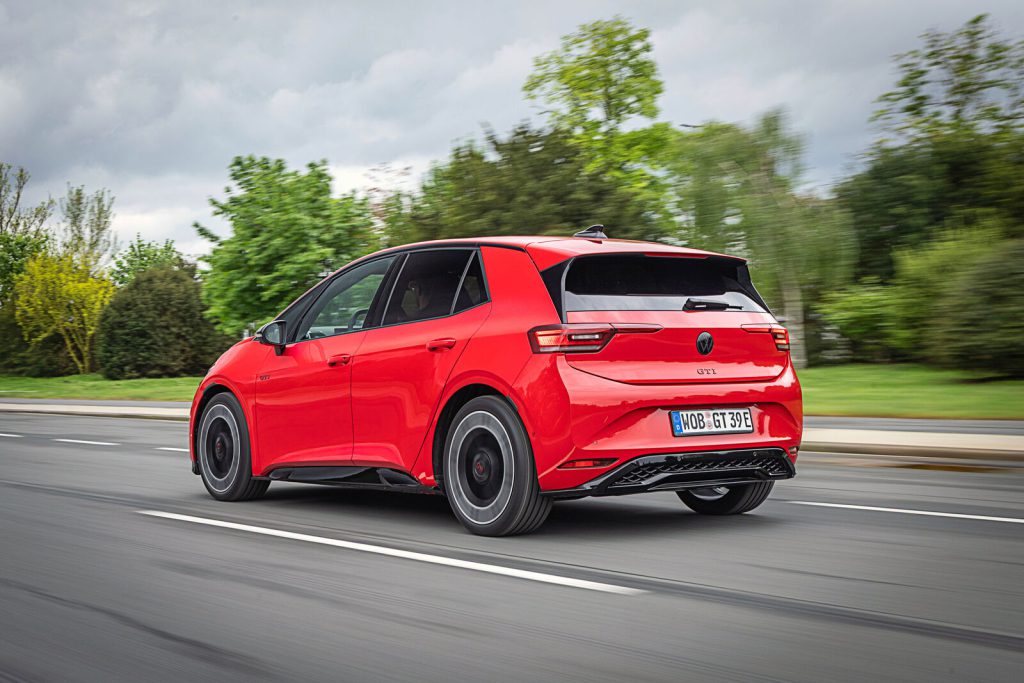 Volkswagen ID.3 GTI, pogled otpozadi iz ugla tri četvrtine u vožnji