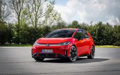 Volkswagen ID.3 GTI, pogled spreda iz ugla tri četvrtine, crvena boja