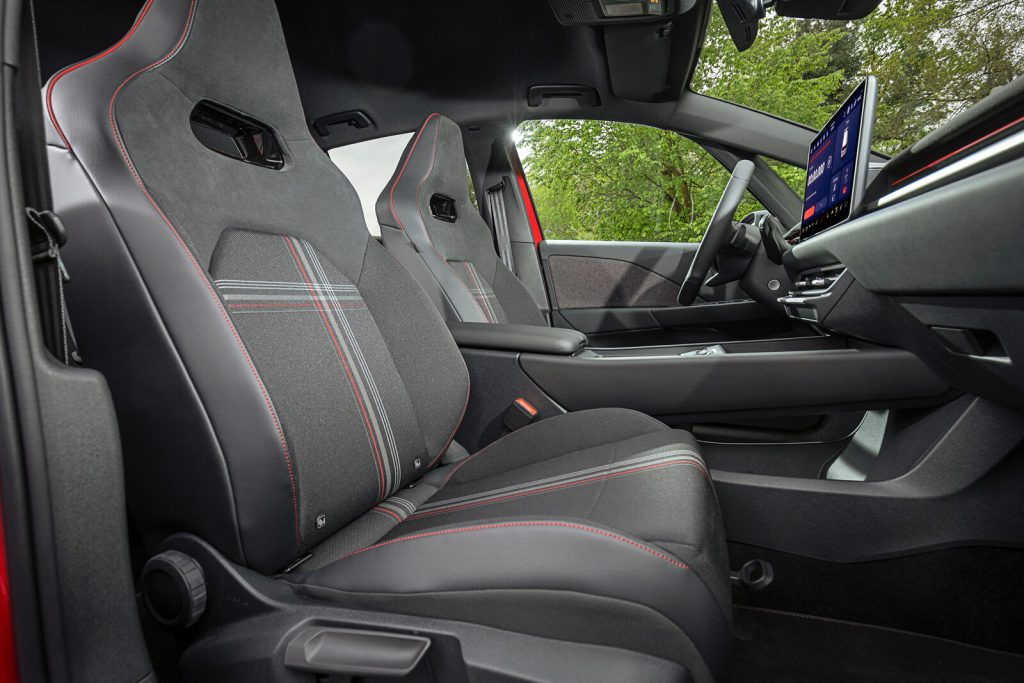Sedišta Volkswagen ID.3 GTI sa karoiranim uzorkom i crvenim koncem
