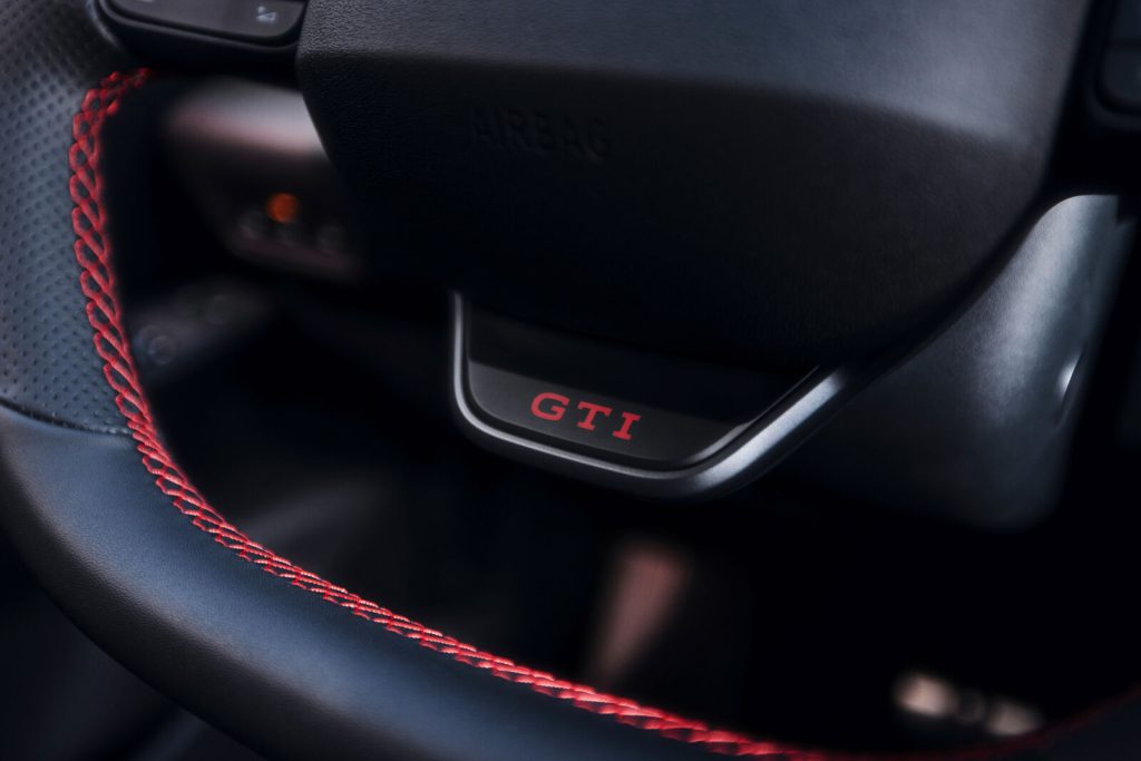 Detalj volana Volkswagen ID.3 GTI sa crvenim koncem i GTI oznakom na tabli
