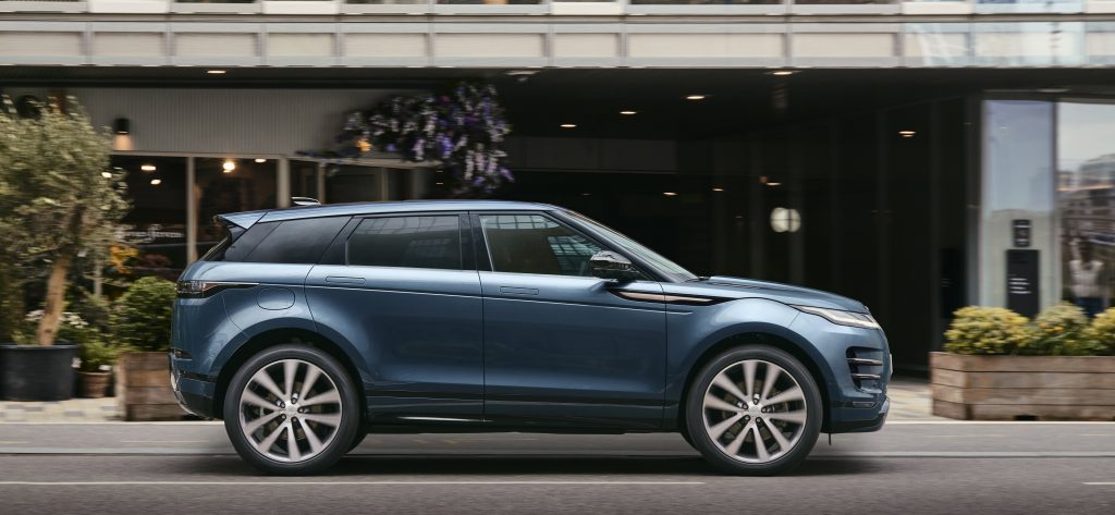 Range Rover Evoque, plavi, bocni profil u voznji kroz grad