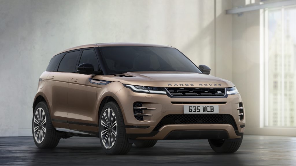 Range Rover Evoque u Dynamic HSE opremi, pogled na prednji ugao u studiju