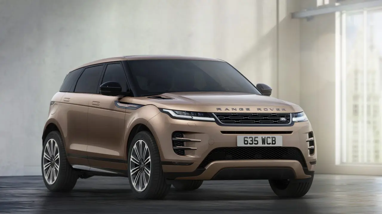 Range Rover Evoque u Dynamic HSE opremi, pogled na prednji ugao u studiju