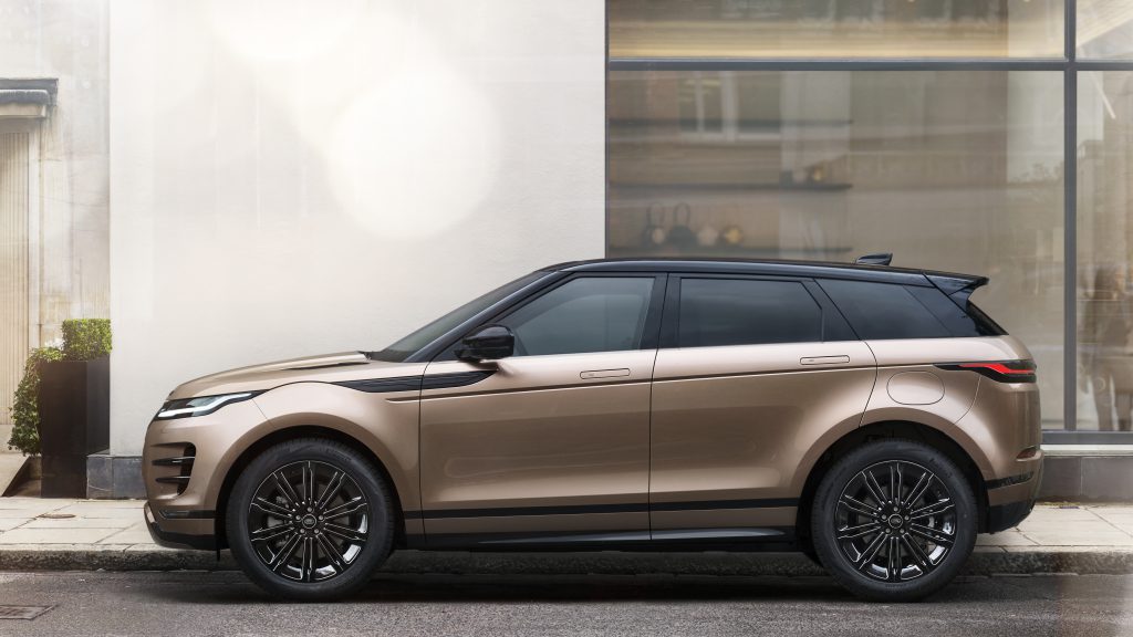 Range Rover Evoque u Dynamic HSE opremi, bocni profil parkiran na ulici