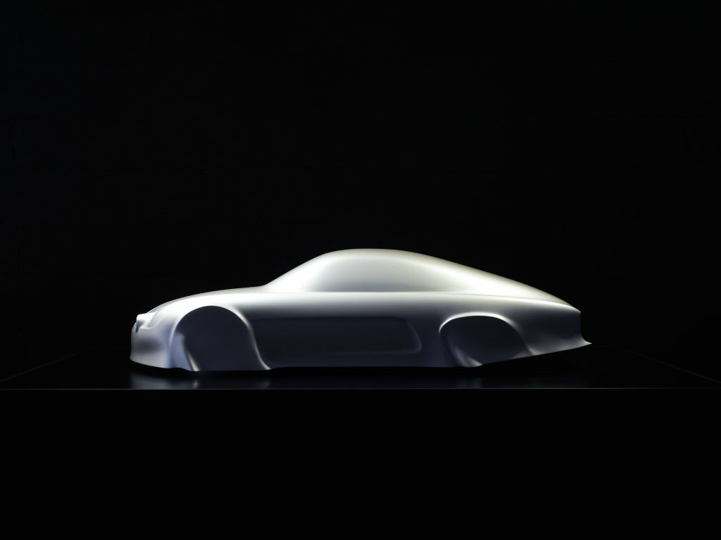 Skulptura Alpine A110 osvetljena belim svetlom u fotografskom studiju