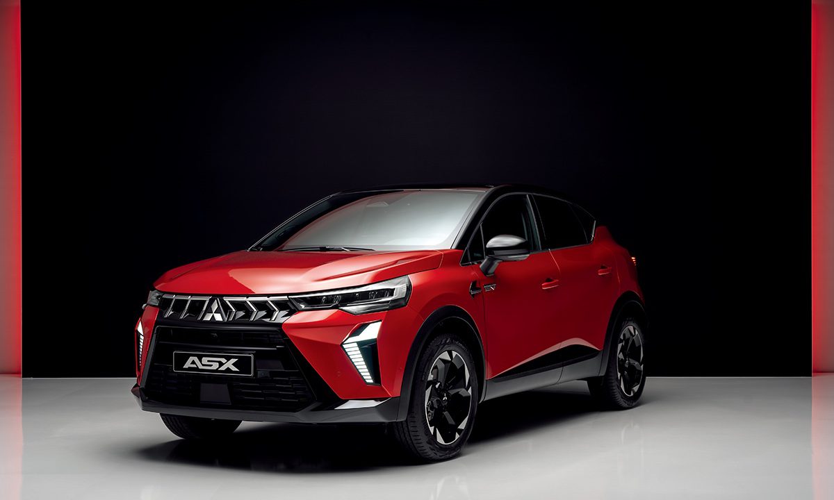Crveni Mitsubishi ASX fotografisan iz prednjeg tri četvrt ugla, studijski snimak