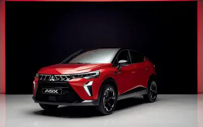 Crveni Mitsubishi ASX fotografisan iz prednjeg tri četvrt ugla, studijski snimak
